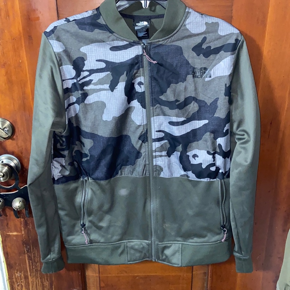 Gorgeous men’s North Face jacket size large